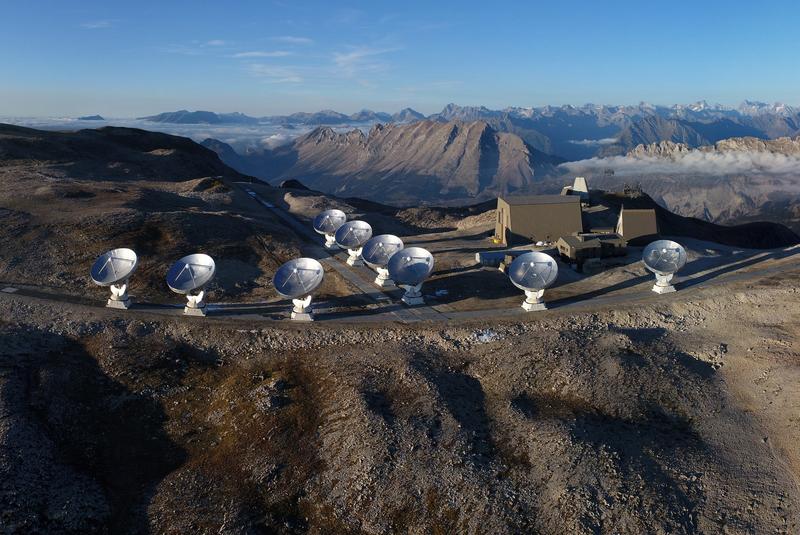 Das NOEMA-Observatorium in den französischen Hochalpen mit neun NOEMA-Antennen. Zm Abschluss der ersten NOEMA-Phase wird sich auch die zehnte Antenne in den Teleskopverbund einreihen.