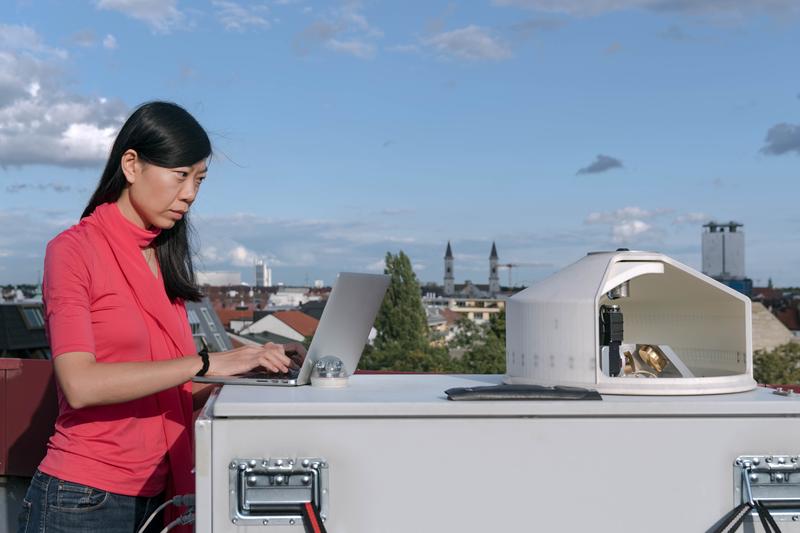 Jia Chen, Professorin für Umweltsensorik und Modellierung an der Technischen Universität München (TUM) an einer ihrer Messtationen.