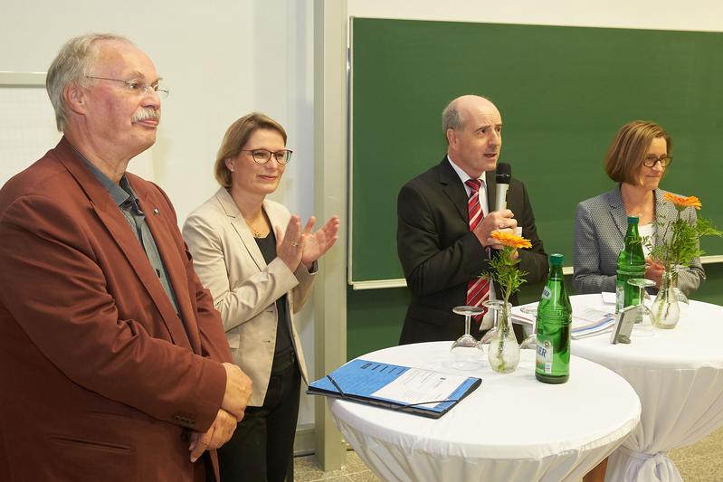 von links: Prof. Dr. Kristian Bosselmann-Cyran, Staatsministerin Dr. Stefanie Hubig, Prof. Dr. Armin Schneider, Prof. Dr. Anette Kniephoff-Knebel