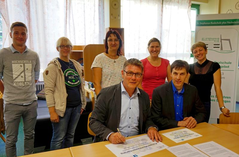 von links hinten: David Fuhrmann (Masterstudent Systemtechnik), Jutta Schmitt (Lehrerin TuN), Nicole Falkenbach (öff. Personalrat, MINT-Lehrerin), Heike Haffke ( MINT), Natalie Roor (MINT) sowie vorne