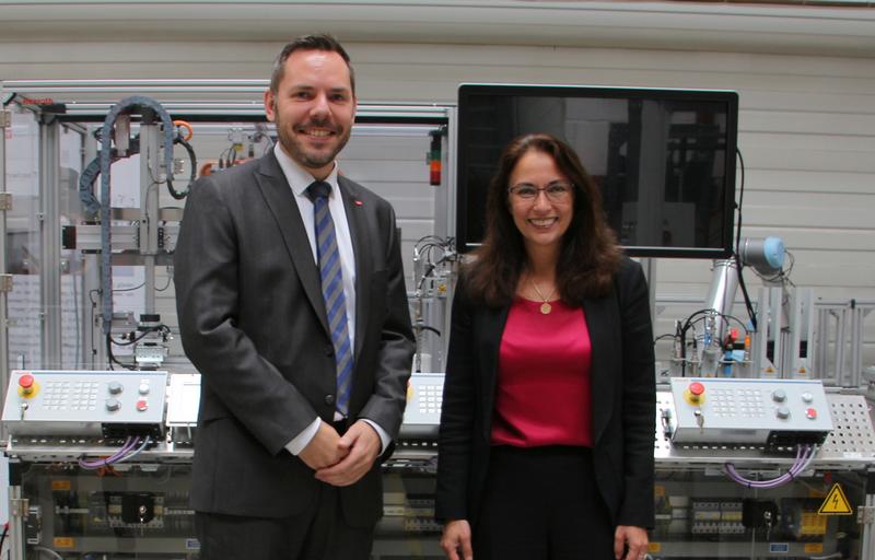 Besuch aus dem Bundestag: Am Zuse-Tag REGIONAL stellt Dr.-Ing. Malte Stonis der Bundestagsabgeordneten Yasmin Fahimi die Arbeit des IPH und der Zuse-Gemeinschaft vor.