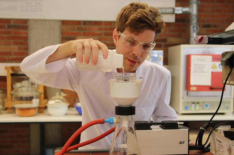 Filtration der Wasserproben im Labor: Maximilian Wagner studiert Umweltingenieurwesen und schreibt im Rahmen des Forschungsprojektes seine Bachelorarbeit.