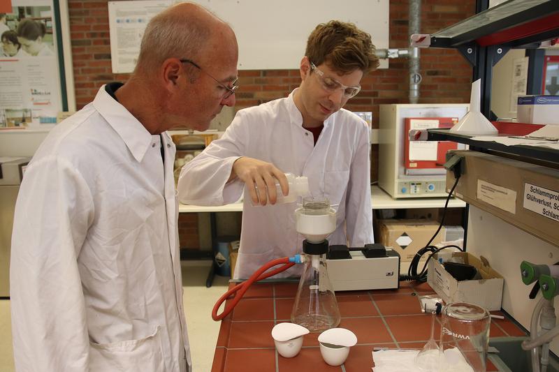 Filtration der Wasserproben im Labor: Projektmitarbeiter Volker Pick (l.) und Student Maximilian Wagner