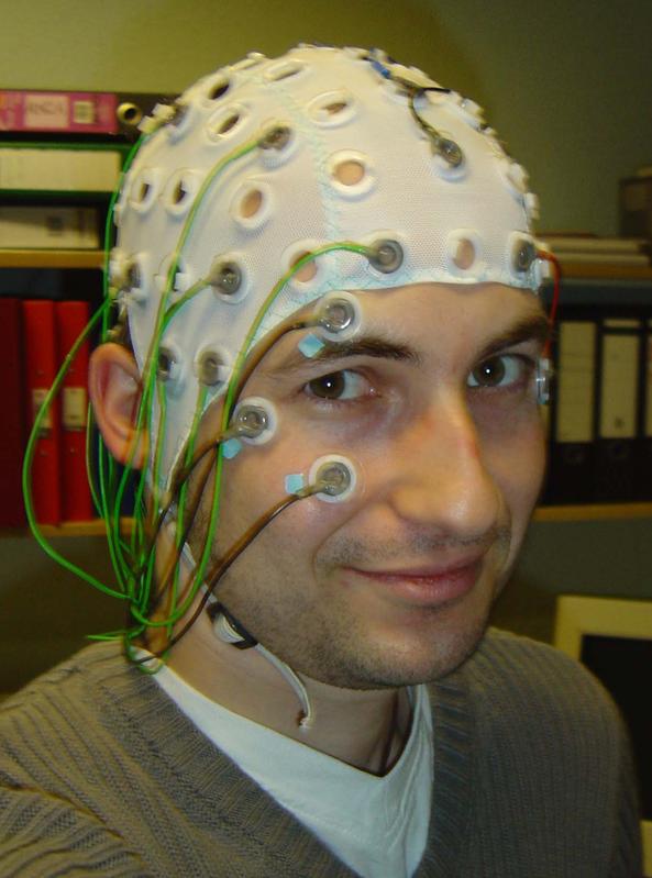 Psychologe Claus-Christian Carbon demonstriert den Versuchsaufbau eines EEG-Experiments.