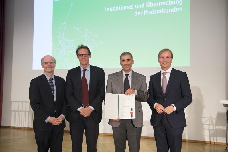 Bei der Urkundenübergabe (v.l.n.r.): Enno Aufderheide, Cornel Zwierlein, Alan Mikhail und Thomas Rachel.