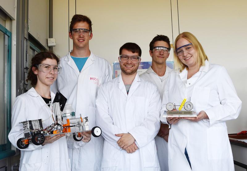 Die Mitglieder des Team der Uni Ulm. Von links: Sarah Hoffmann, Pascal Wörle, Christian Wolf, Jonas Tetzloff, Kerstin Albers. Auf dem Bild fehlt Benjamin Hämmerle.