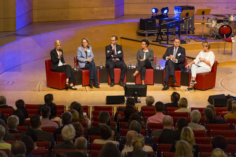 Simone Dausel, Prof. Dr. Anne Sliwka, Prof. Dr. Bernd Kriegesmann, Dr. Britta Obszerninks, Prof. Dr. Norbert Winkeljohann, Judith Schulte-Loh (Moderation) im Gespräch