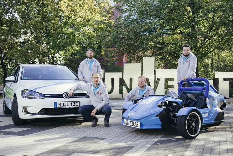 Die Magdeburger Teams der WAVE Austria: Im VW e-Golf sind Sebastian Waldleben (li.) und Dr. Ulf Bergmann (2.v.li.) unterwegs und im eZTR fahren Stefan Lüdecke (2.v.re.) und Kai Seidensticker (re.).