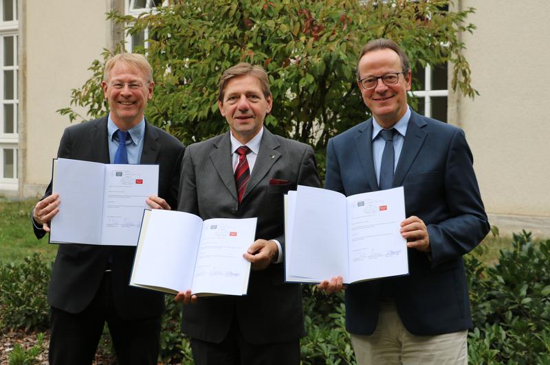 Nach der Vertrags-Unterzeichnung: DWD-Vizepräsident Paul Becker, JKI-Präsident Georg Backhaus und Thünen-Präsident Folkhard Isermeyer 