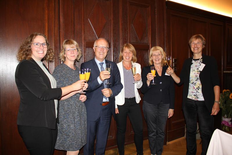 v.l.n.r.: Christiane Naumann, Imke Grundmann, Thomas Halder, Dr. Beate Radzey, Heike Becker, Prof. Dr. Ulrike Höhmann