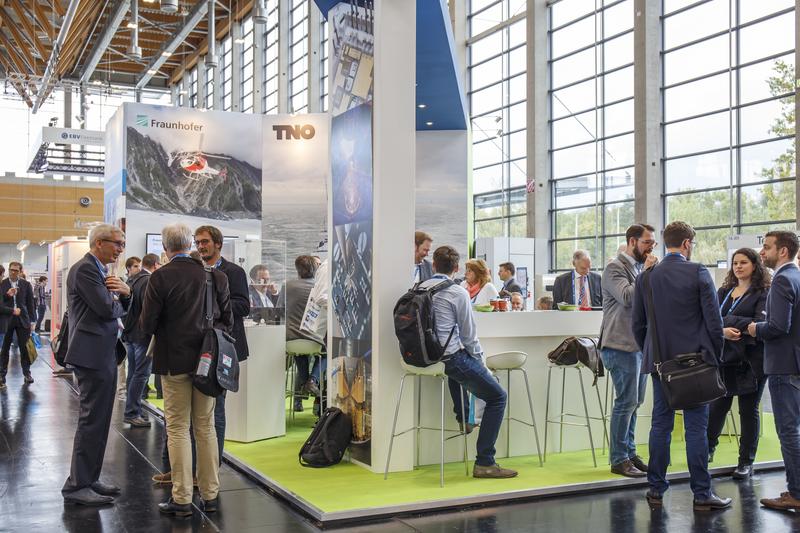 Der Stand des Fraunhofer IAF auf der EuMW 2017 in Nürnberg. 