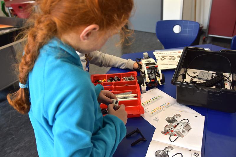 Kinder bauen und programmieren an der TH Bingen mit LEGO Mindstorms.