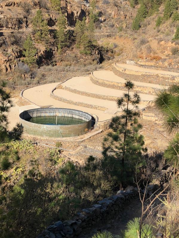 Terrassierte Regenwassersammelanlage für die landwirtschaftliche Nutzung in Vilaflor auf der Kanarischen Insel Teneriffa.