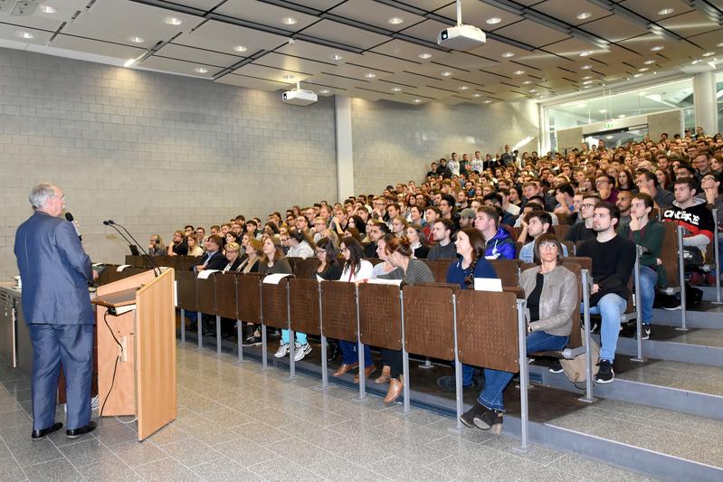 Prof. Dr. Krisitan Bosselmann-Cyran, Präsident der Hochschule Koblenz, begrüßt die neuen Studierenden. 