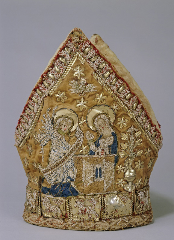 Eine Mitra, die traditionelle Kopfbedeckung eines Bischofs, aus dem Mindener Domschatz, ca. 1425–1430, Kunstgewerbemuseum Berlin, Inv.Nr. K 6156