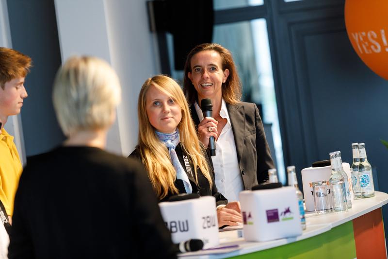 Beim Bundesfinale diskutieren die Schulteams ihre Ideen mit Expert*innen aus der Wirtschaftsforschung.