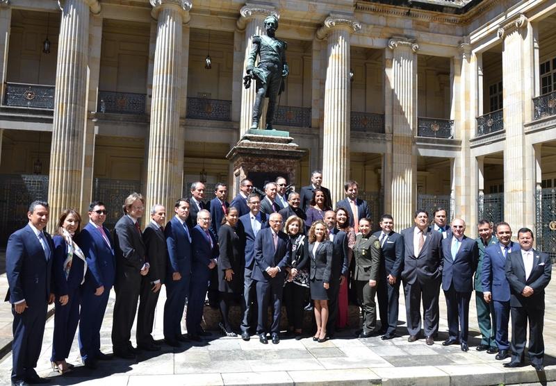 Der Preis wird für besondere Verdienste um Transparenz, Demokratie, deutsch-kolumbianische Freundschaft und gesellschaftliche Entwicklung verliehen.