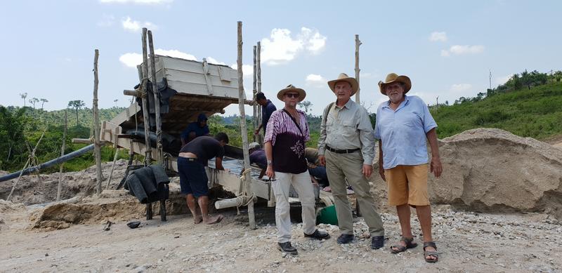 Professor Bernhard Peregovich und Professor Mario Schmidt (1. und 2. v.l.) vor einer Waschrinne für Gold im brasilianischen Regenwald.