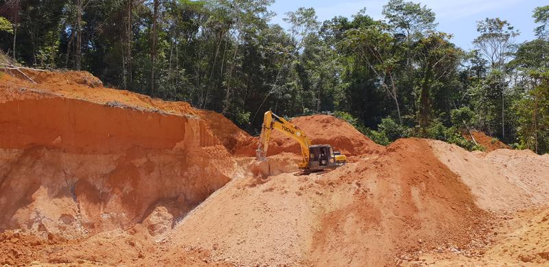 Baggereinsatz in einer Goldmine im Amazonas-Regenwald. 