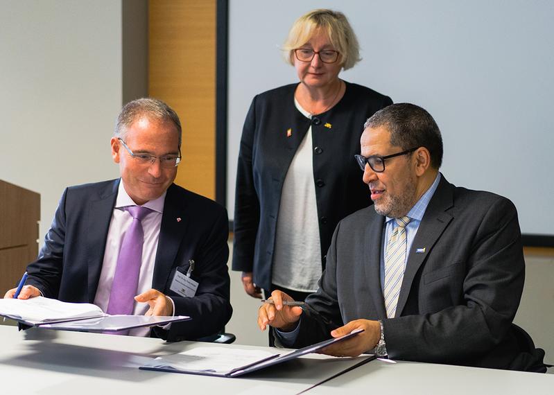 Ministerin Theresia Bauer bei der Vertragsunterzeichnung zwischen der Hochschule Karlsruhe und der Ryerson Universität, Rektor Prof. Dr. Frank Artinger (l.) und Präsident Dr. Mohamed Lachemi 