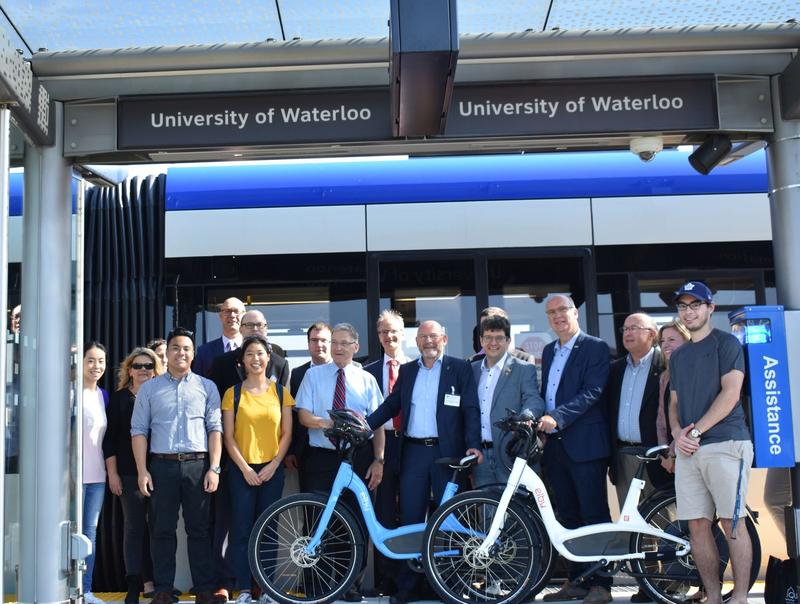 Stadtbahn und aktive Mobilität als Mitmachprojekt für alle. Verkehrsminister Hermann (6. v. r.) mit Vertretern aus Politik, der Universität Waterloo und der Hochschule Karlsruhe 