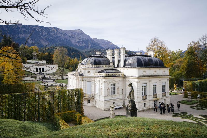 Schloss Linderhof wurde zwischen 1870 und 1886 von Georg Dollmann, Julius Hofmann und anderen Architekten für Ludwig II. gebaut.