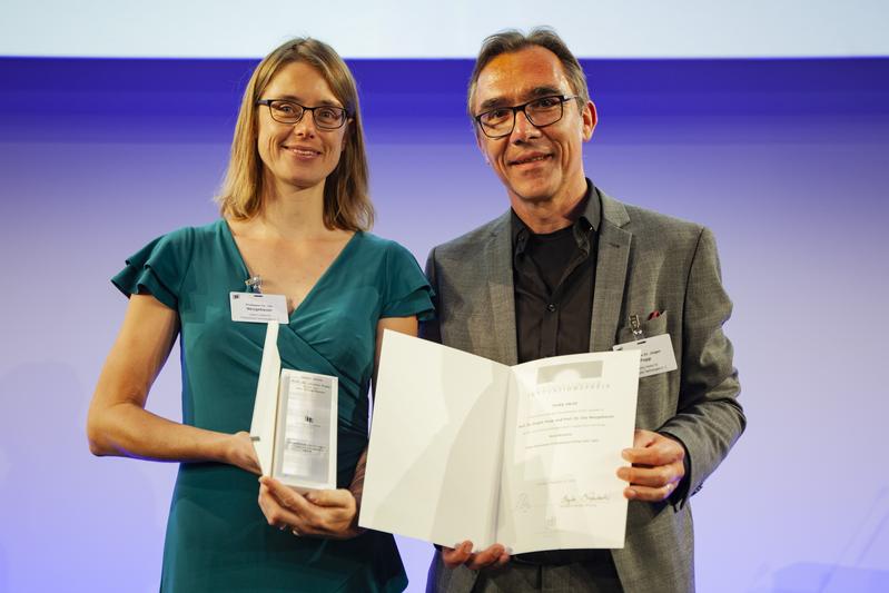 Für ihre Forschung zur schnellen Antibiotikaresistenz-Testung erhielten Ute Neugebauer und Jürgen Popp den 3. Preis des Berthold Leibinger Innovationspreises für angewandte Lasertechnologie