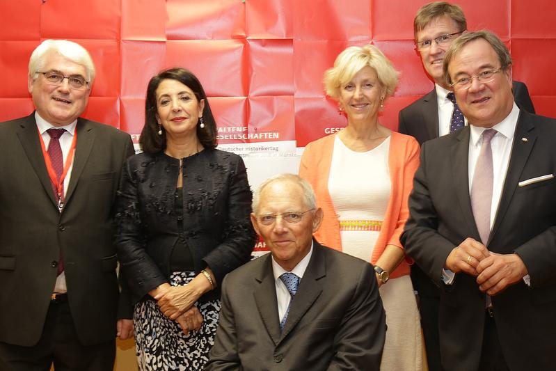 Bundestagspräsident Dr. Wolfgang Schäuble (Mitte) mit (v.r.n.l.): NRW-Ministerpräsident Armin Laschet, WWU-Rektor Prof. Dr. Wessels, Prof. Dr. Eva Schlotheuber, Khadija Arib, Ulrich Bongertmann