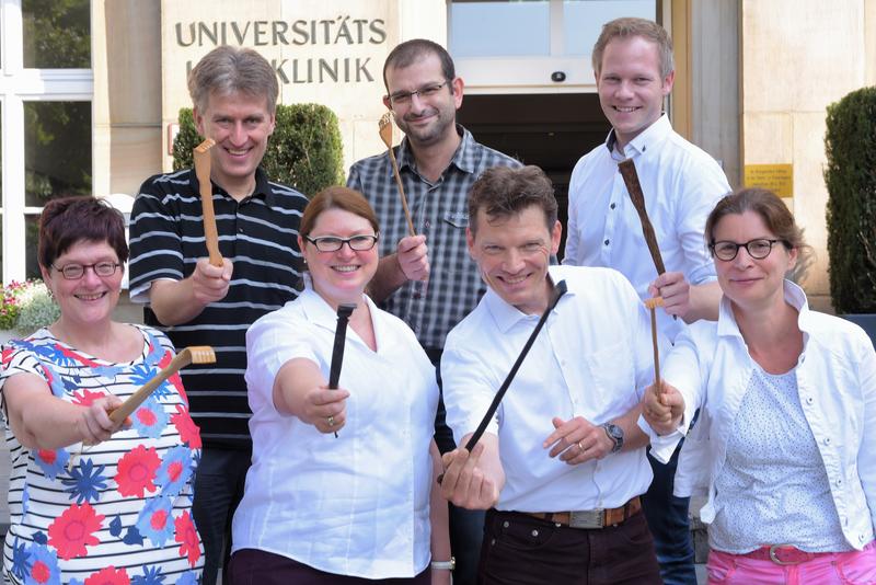 Die beiden Sprecher und das Münsteraner Forscherteam: Prof. Pfleiderer,  Prof. Dugas, Prof. Ständer, Dr. Angelopoulos,  Prof. Schmelz (MA), Dr. Bruland, Prof. Pogatzky-Zahn (v.l.n.r.)