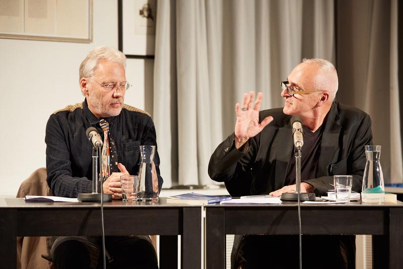 Wissenschaftler Ulf Abraham (l.) und Autor José F. A. Oliver diskutieren im Literaturhaus Stuttgart darüber, wie Lehrkräfte Literarisches Schreiben in den Deutschunterricht einbinden können.