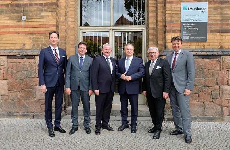 PD Dr. Christian Growitsch, Prof. Dr. Christian Tietje, Prof. Reimund Neugebauer, Dr. Reiner Haseloff, Prof. Dr. Dieter Spath sowie Prof. Dr. Ralf B. Wehrspohn (v.l.n.r.) trafen sich am CEM.