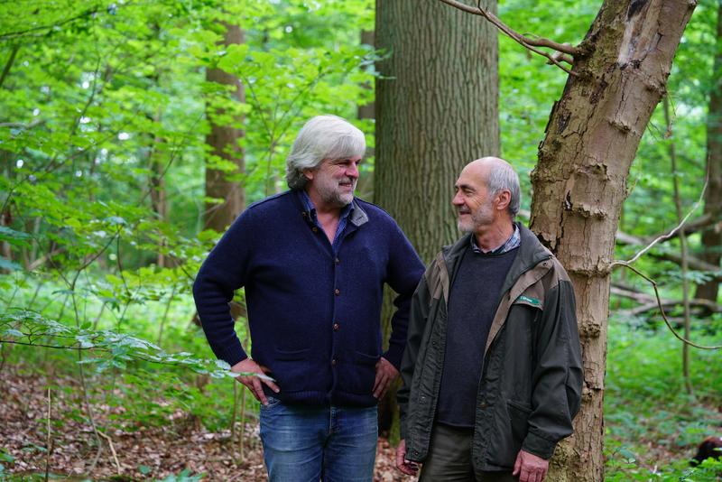 Die Preisträger in ihrem Wald: Knut Sturm und Dr. Lutz Fähser (v.l.n.r.)