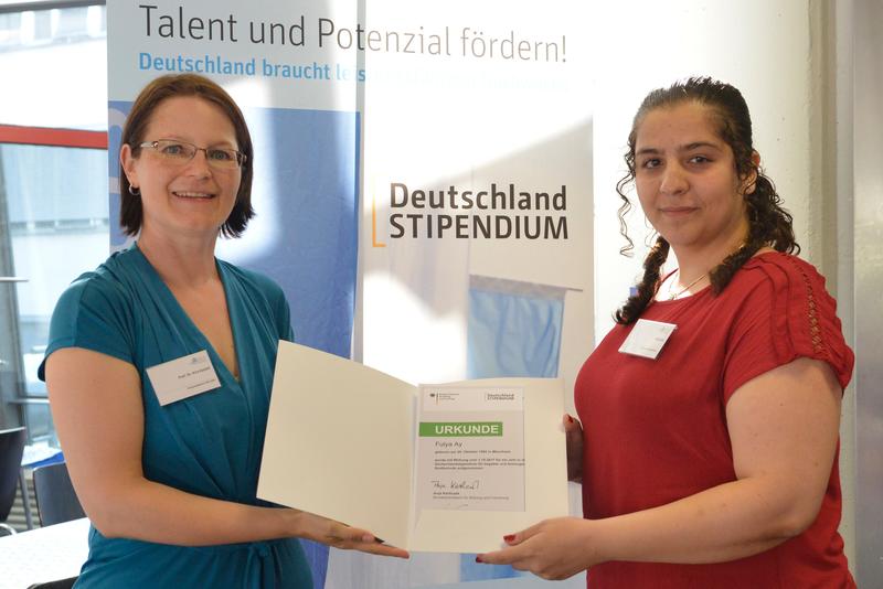 Vizepräsidentin Prof. Dr.-Ing. Kira Kastell (l.) überreicht die Deutschlandstipendium-Urkunde an Studentin Fulya Ay.