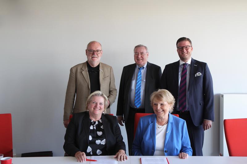 Prof. Dr. Brigitte Grass (l.) und die Vorstandvorsitzende der LEPPER Stiftung Doris G. Lepper mit Dr. med. Heinz-Josef Weis (v.l.) , Peter Lepper und Marc A. Prüm von der LEPPER Stiftung