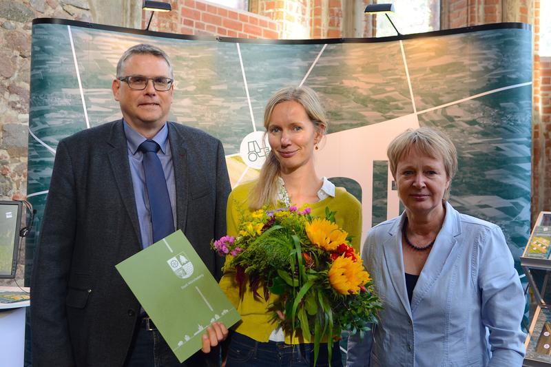 Preisträgerin Dr. Jana Zscheischler mit der Bürgermeisterin der Stadt Müncheberg, Dr. Uta Barkusky sowie Laudator apl. Prof. Thomas Weith