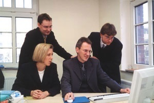 Prof. Leker (Mitte) bereitet mit seinen Mitarbeiterinnen und Mitarbeitern die Einführung des neuen Studiengangs Wirtschaftschemie in Münster vor.