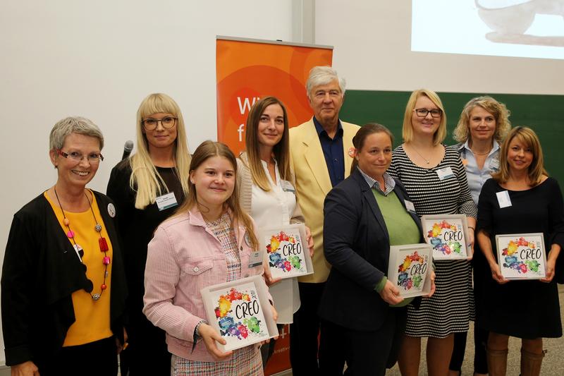 CREOVerleihung vl. Prof.Dr. Daniela Braun, Prof. Dr. Nicole Krautkrämer-Merkt, Emily Dauer, Lisa Fiedler, Prof. Dr. Jörg Mehlhorn, Alix Puhl, Christine Weber, Martina Schwarz-Geschka, Nicole Schäfer