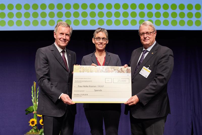 DGU-Präsident Prof. Dr. Paolo Fornara und Bundespräsident a.D. Dr. Christian Wulff überreichten Dr. Heike Kramer die Spende.