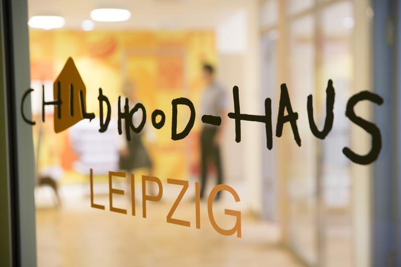 Am Donnerstag, dem 27. September 2018, wurde das bundesweit erste Childhood-Haus am Universitätsklinikum Leipzig durch Ihre Majestät Königin Silvia von Schweden eröffnet. 
