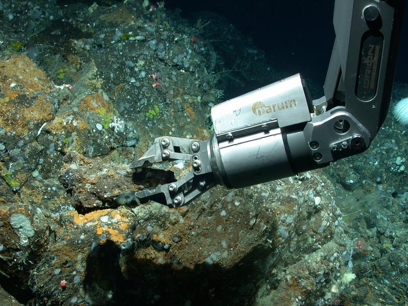 Aussetzen des autonomen Unterwasserfahrzeugs MARUM-SEAL vom Forschungsschiff METEOR im Schwarzen Meer. 