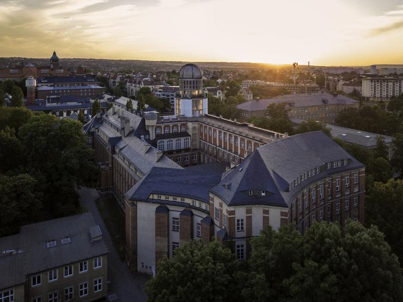 Luftbild des Campus der TU Dresden mit Beyer-Bau