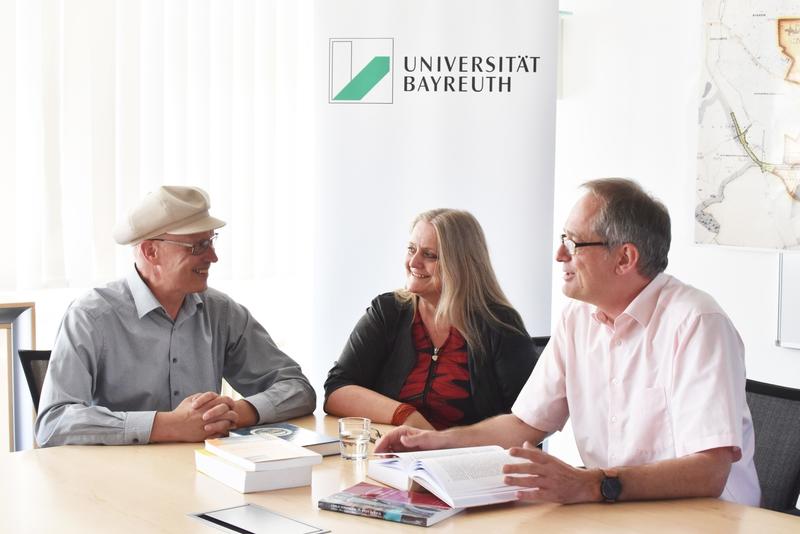 Prof. Dr. Rüdiger Seesemann und Prof. Dr. Ute Fendler, das Sprecher-Duo des neuen Clusters, mit Prof. Dr. Stefan Leible, Präsident der Universität Bayreuth (v.l.).