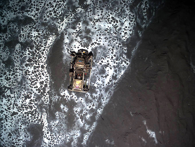 Blick von oben auf den Håkon Mosby Schlammvulkan. In der Mitte des Bildes sieht man das Langzeitobservatorium LOOME, das 1 Jahr lang am Meeresboden Bilder und Messungen machte.e