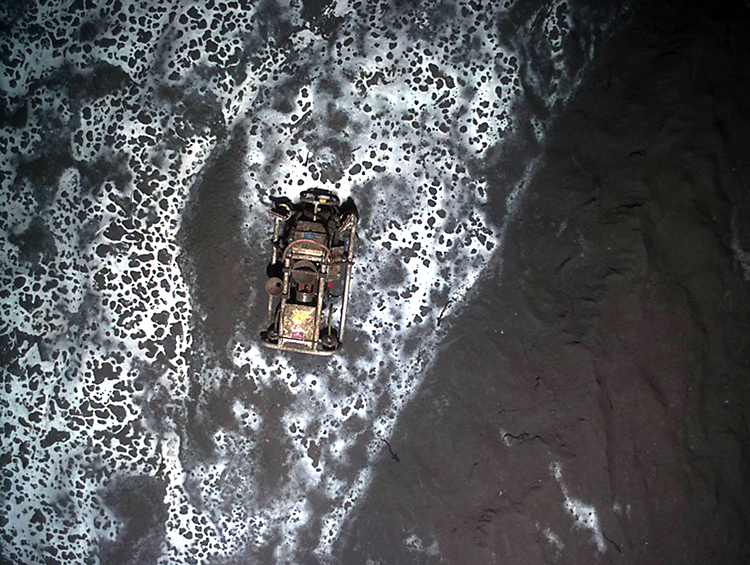 The surroundings of Håkon Mosby. Freshly erupted muds flow across older muds covered with white mats of bacteria. The observatory LOOME spent 1 year on the seafloor taking pictures and measurements.