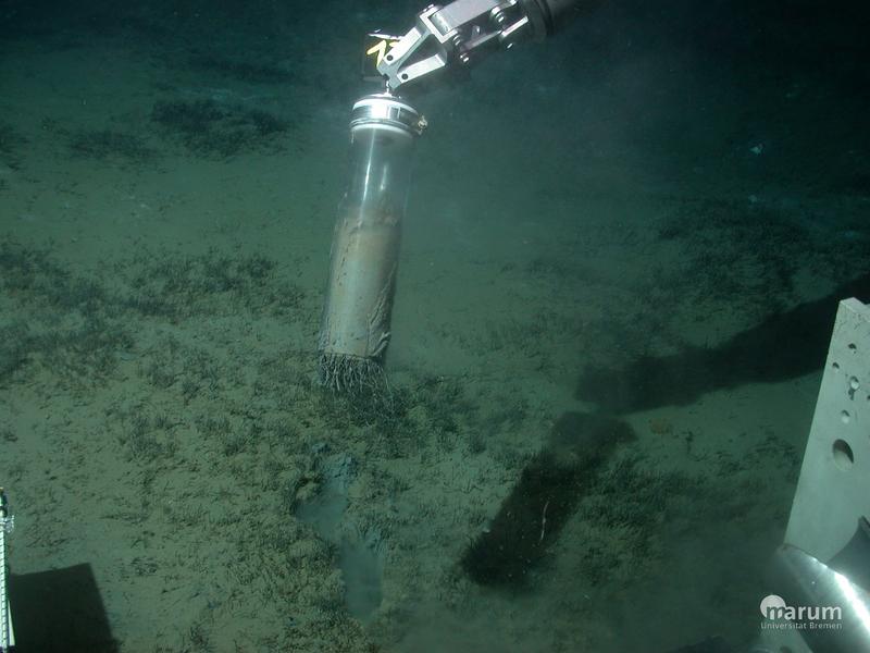 The submersible takes samples in the mud around Håkon Mosby mud volcano. With this tube, sediment cores can be taken, which allow an insight into the community of organisms on-site.