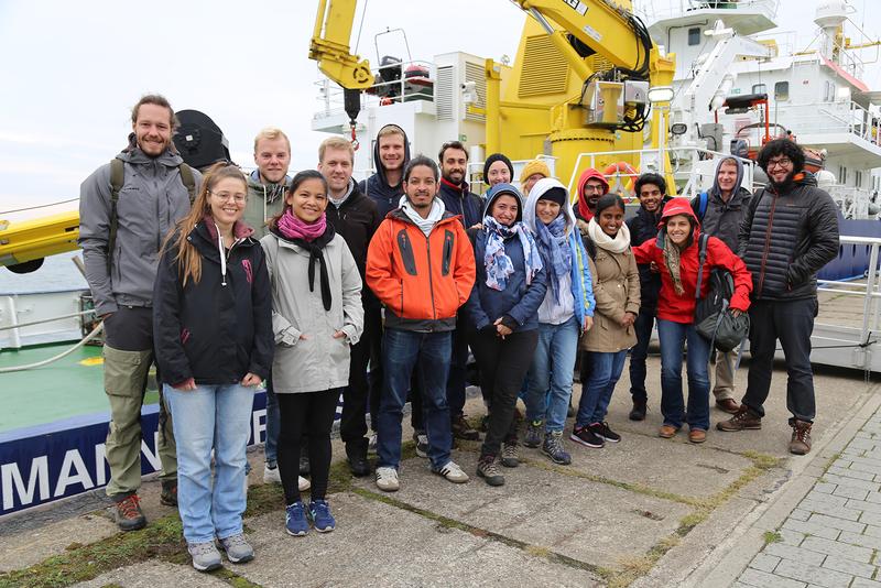 An der Coastal Summer School 2018 von AWI, HZG, IOW und KüNO nahmen 19 junge Wissenschaftler aus 11 Nationen teil. Austragungsort war die Biologische Station der Universität Greifswald auf Hiddensee.