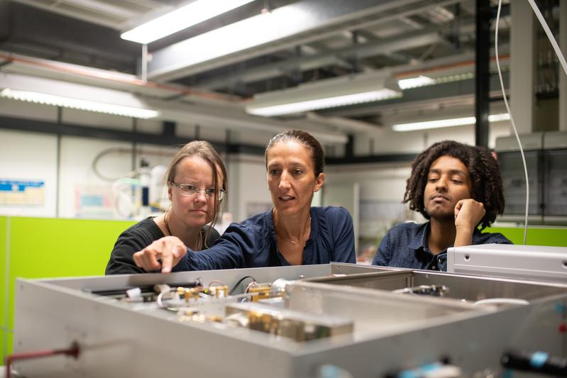 Stephanie Bleicken (links), Enrica Bordignon und Tufa Assafa haben das Protein Bax mit verschiedenen Spektroskopietechniken untersucht.