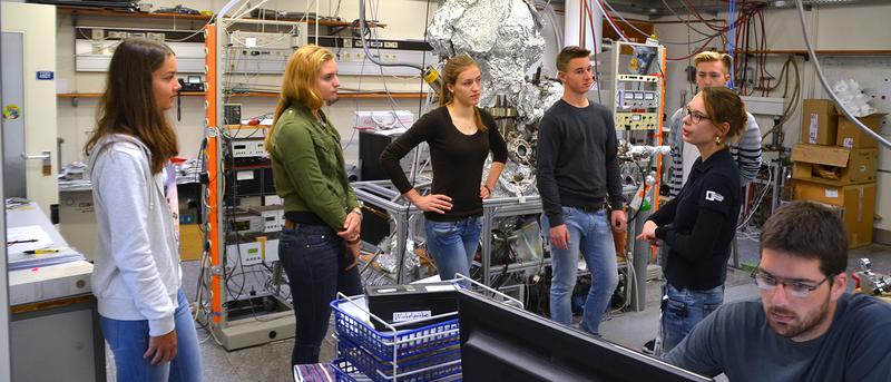  Bei den Tandem-Tagen an der Uni Würzburg den Studienalltag erleben – hier zum Beispiel in der Physik. 