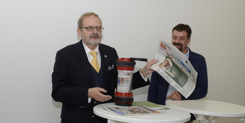 Wilfried Winzer (links), Kaufmännischer Vorstand des Uniklinikums, mit Silvio Snella vom Hersteller der Rohrpostanlage, Aerocom GmbH, beim Packen der ersten Rohrposthülse. 