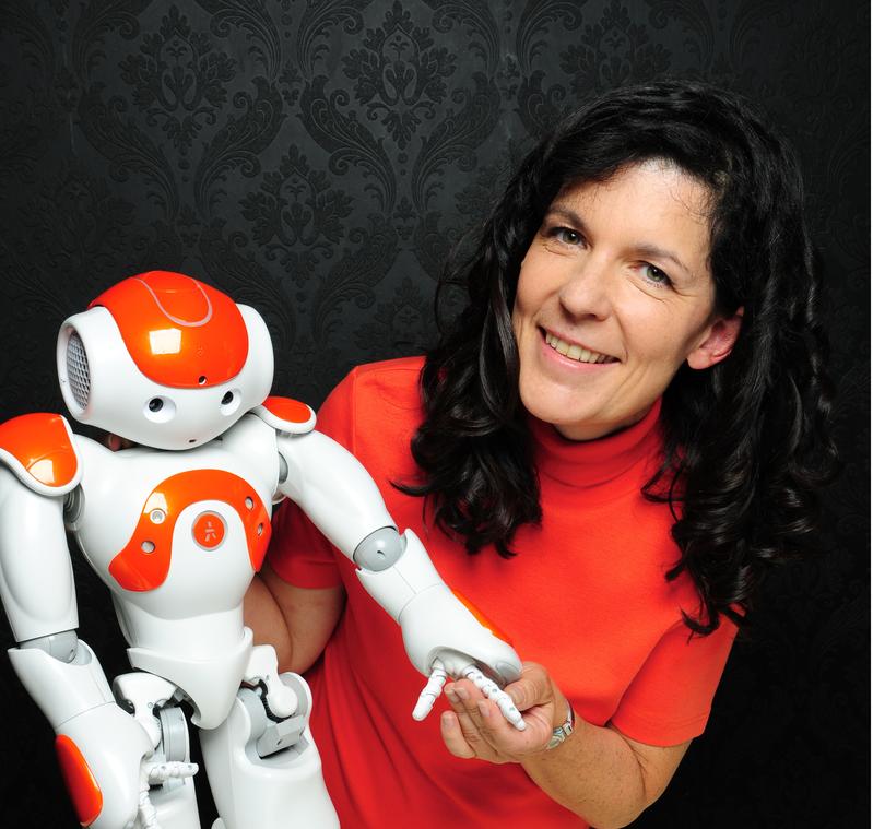 Der Ruf der Augsburger Informatikern Prof. Dr. Elisabeth André als führende KI-Forscherin gründet u. a. auf ihrer Auseinandersetzung mit dem "sympathischen" und "sozialen" Roboter.